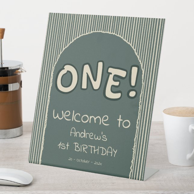 Dark Green Stripes 1st Birthday Welcome Sockelschild (In Situ)