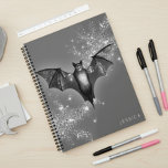 Dark Halloween Glam Bat & Diamonds Wedding Planer<br><div class="desc">Treten Sie ein in das verzauberte Reich, wo Dunkelheit auf glamouröse Geheimnisse trifft. Vor dem Hintergrund eines bezaubernden Holzkohle-Grau Set dieses Design einen blendenden, aber dunklen Ton. Eine funkelnde Fledermaus mit ausgebreiteten Flügeln nimmt die Bühne in der Mitte ein, umgeben von einem Haufen glänzender, loser Diamanten, die das dunkle Design...</div>