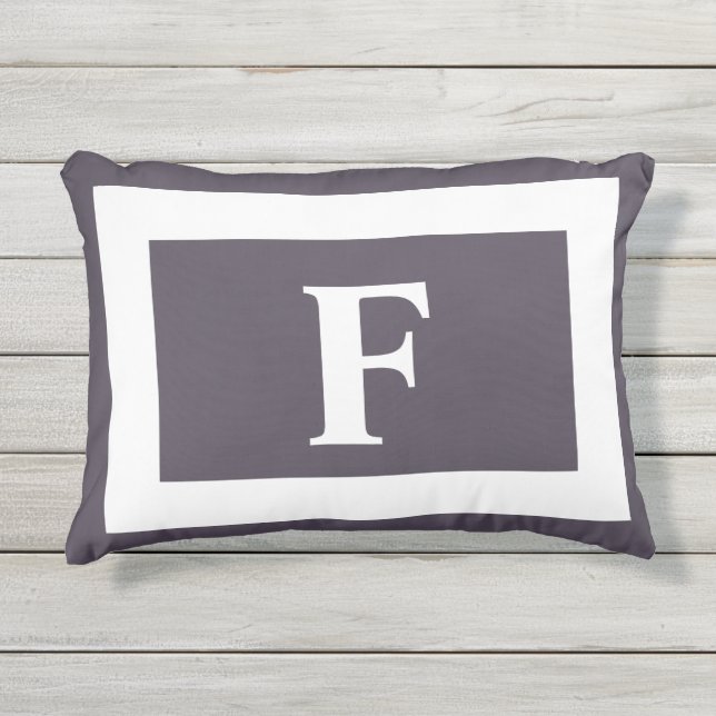 Dark Lila Monogram Bold Initial  Kissen Für Draußen (Vorderseite)