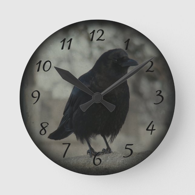 Dark Little Raven Runde Wanduhr (Vorderseite)