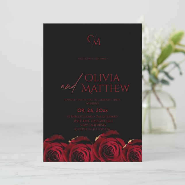 Dark Modern Red Roses Black Wedding Einladung (Stehend Vorderseite)