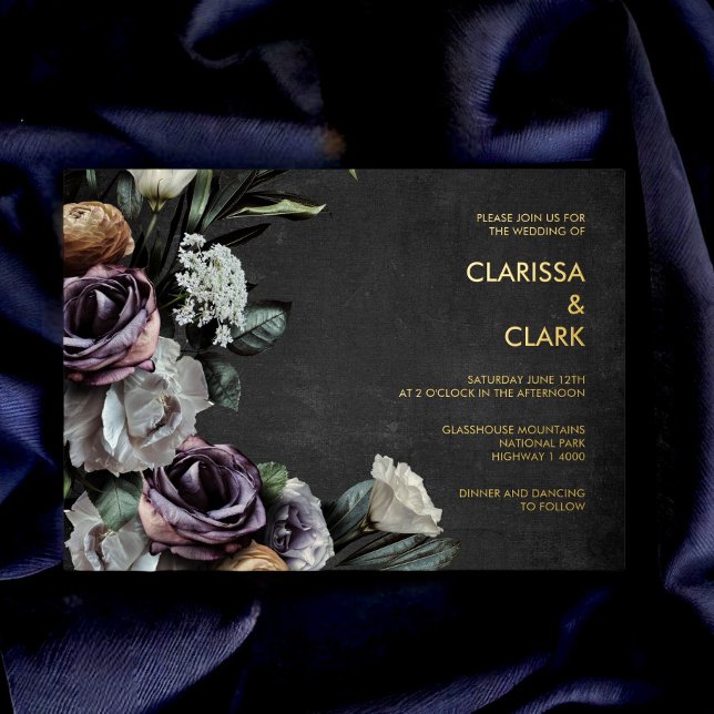 Dark Moody Bold Floral Black & Lila Wedding Folieneinladung (Von Creator hochgeladen)