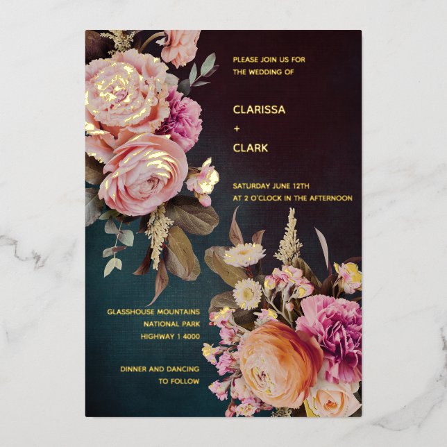 Dark Moody Bold Floral Gold Wedding Folieneinladung (Vorderseite)