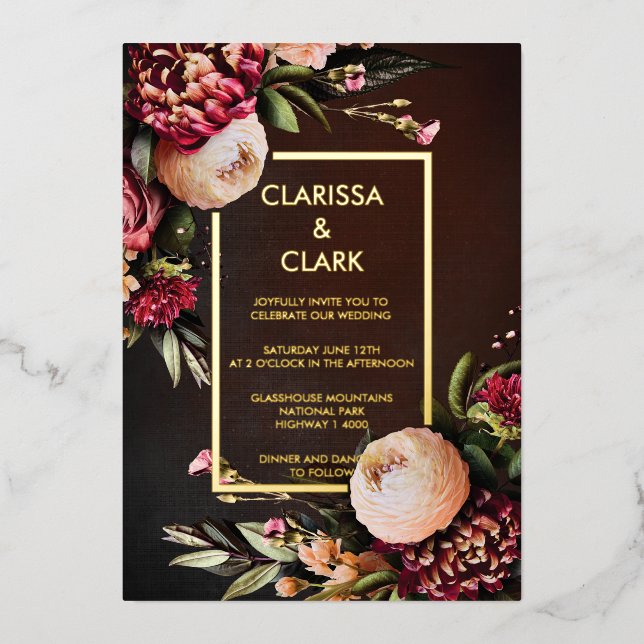 Dark Moody Bold Floral Marsala Wedding Folieneinladung (Vorderseite)
