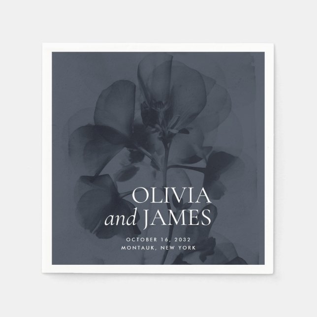 Dark Moody Botanical Dark Blue Wedding Names Serviette (Vorderseite)
