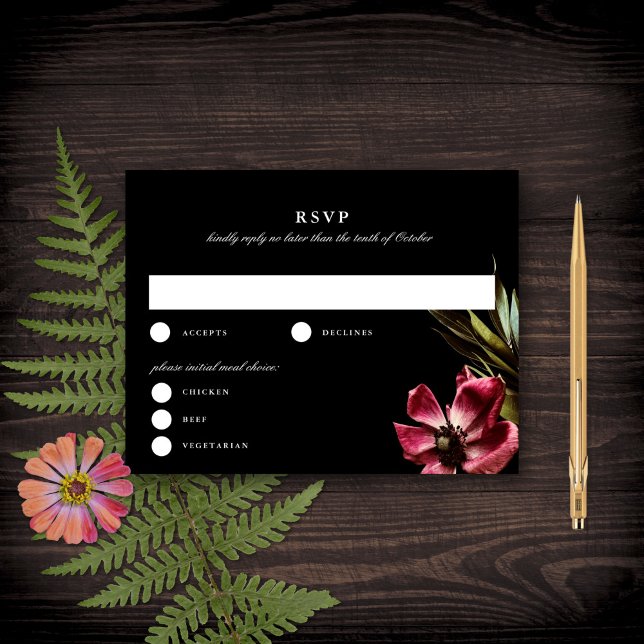 Dark + Moody Elegant Floral Black Wedding RSVP Einladung (Von Creator hochgeladen)
