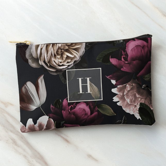Dark Moody Floral Monogram Zubehörtasche (Von Creator hochgeladen)