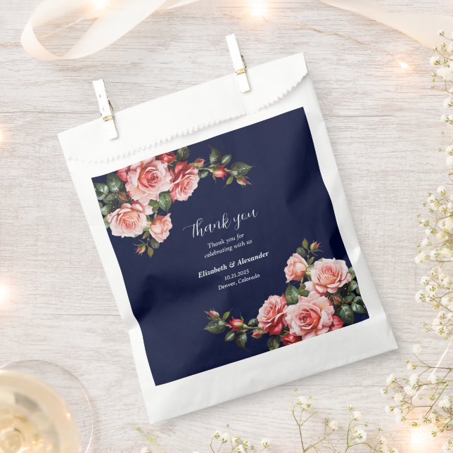 Dark moody pink and red roses navy blue  wedding geschenktütchen (Ausgeschnitten)