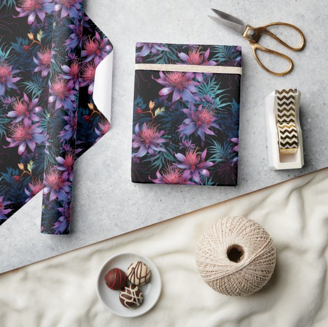 Dark Neon Tropical Purple Floral Pattern Geschenkpapier (Kunsthandwerk)