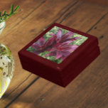 Dark Red Asiatic Lilies Floral Erinnerungskiste<br><div class="desc">In dieser hölzernen Geschenkboxen mit Keramik-Fliesen,  die ein Foto des dunkelroten asiatischen Lilien-Set vor einem Hintergrund von grünen Sedum-Pflanze zeigt,  werden Schmuck,  Schmuck und andere kleine Kuchen aufbewahrt. Ein schönes,  blumengeschmücktes Design! Wählen Sie Ihre Geschenkboxen und Farbe.</div>