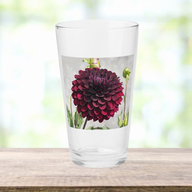 Dark Red Dahlia Bloom Floral Drinks Glas (In Situ)