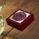 Dark Red Dahlia Bloom Floral Erinnerungskiste<br><div class="desc">In dieser hölzernen Geschenkboxen mit Keramik-Fliesen,  die das Foto einer wunderschönen,  dunkelroten Dahlienblüte prägen,  werden Schmuck,  Schmuck und andere kleine Kuchen aufbewahrt. Ein schönes,  blumengeschmücktes Design! Wählen Sie Ihre Geschenkboxen und Farbe.</div>
