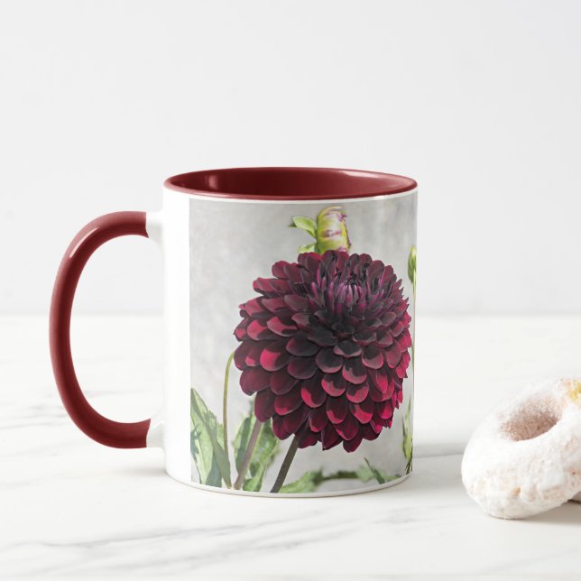 Dark Red Dahlia Bloom Floral Tasse (Mit Donut)