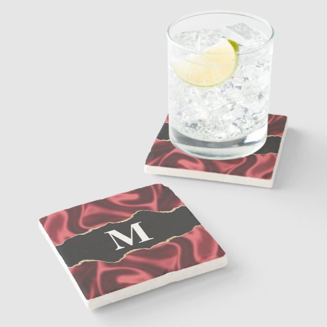 Dark Red Glam Wavy Satin Abstrakt Monogram Steinuntersetzer (Seitenansicht)