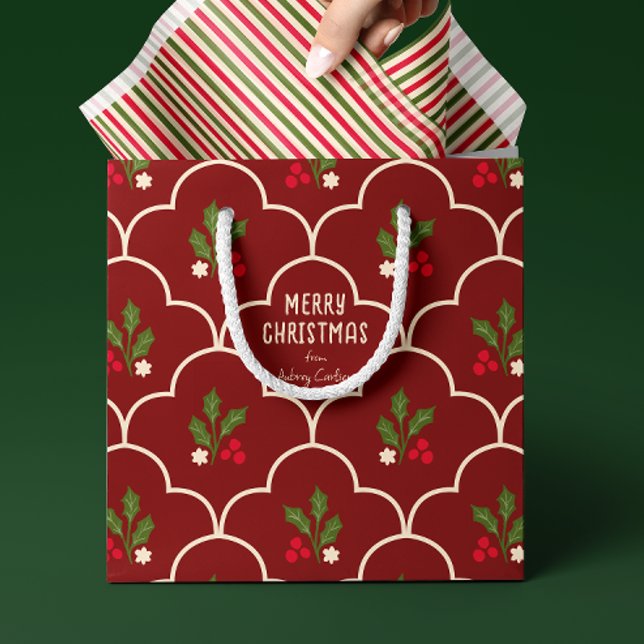 Dark Red Scallop Tile Weihnachtsspries Mittlere Geschenktüte (Custom text burgundy red traditional Christmas gift bag with ivory scallop and holly berry pattern)