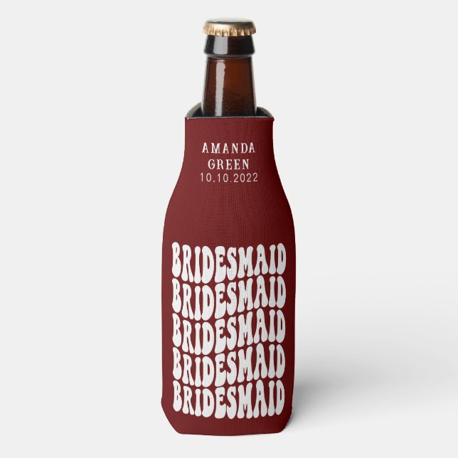 Dark Red Trendy Boho Retro Personalisiert Bridesma Flaschenkühler (Flaschenvorderseite)
