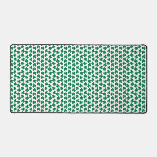 Dark Shamrocks White Schreibtischunterlage