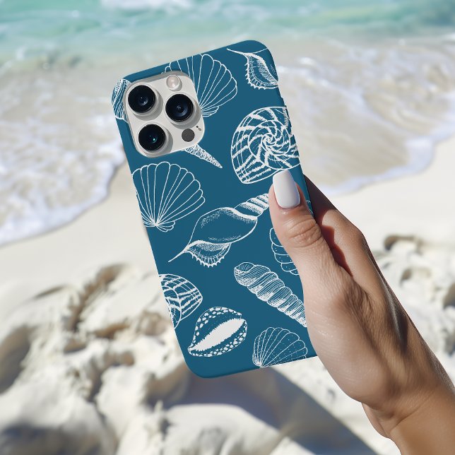 Darstellung der Muschel auf See Case-Mate iPhone 14 Hülle (Blue seashell phone case with hand drawn illustrated sea shells on a blue background.)