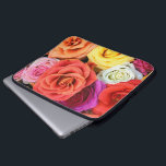 Darstellung mehrfarbiger Rose Laptopschutzhülle<br><div class="desc">Elegantes mehrfarbiges Rose-Illustrationsdesign für Laptop-Ärmel. Rosa,  lila,  gelbe und weiße Rose. Verfügbar auf anderen Produkten und kann für jedes der Produkte,  die auf Zazzle angeboten werden,  angefordert werden.</div>