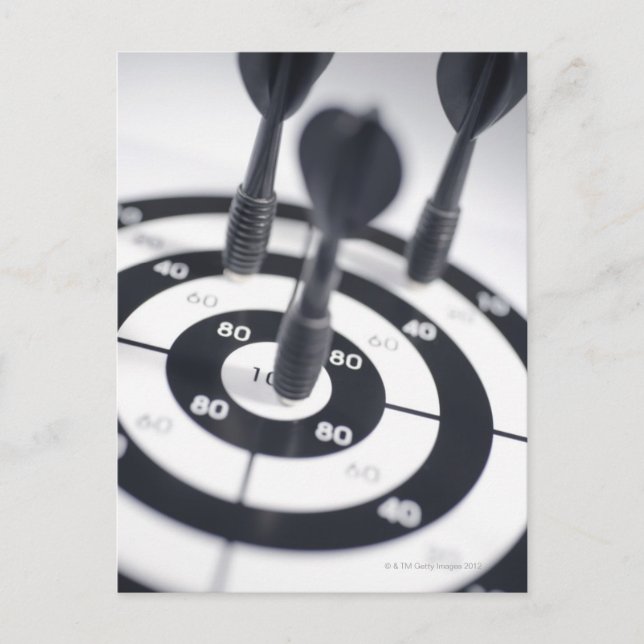 Dart in Bulls Eye Postkarte (Vorderseite)