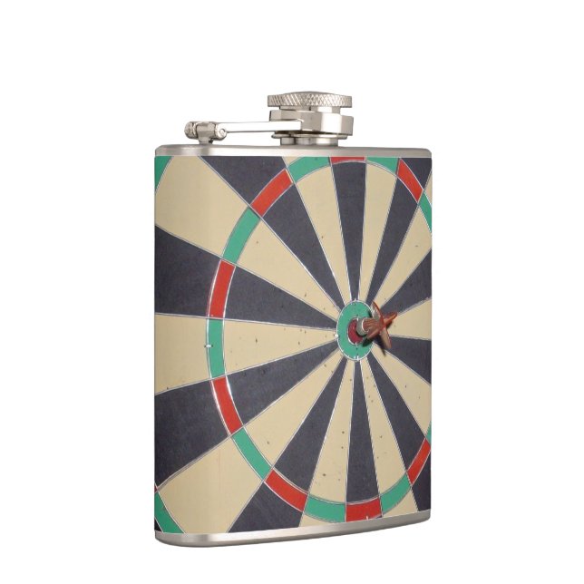 Dart in einem Dartboard-Bullseye, Flachmann (Rechts)
