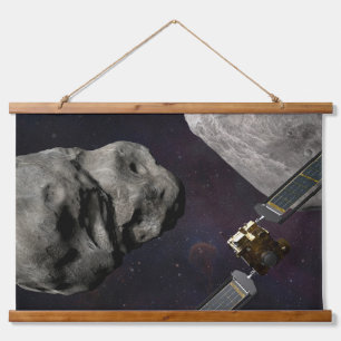 Dart Spacecraft und Liciacube vor der Einwirkung Wandteppich Mit Holzrahmen