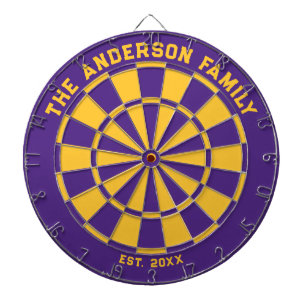 Dartboard der lila und gelben Familie mit Dartboar Dartscheibe