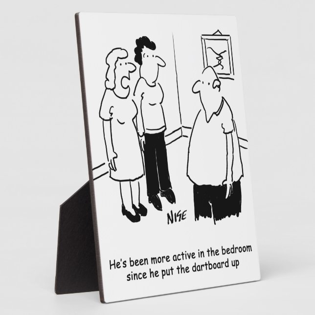 Dartboard im Schlafzimmer. Funny Cartoon Fotoplatte (Seite)