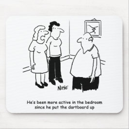 Dartboard im Schlafzimmer. Funny Cartoon Mousepad