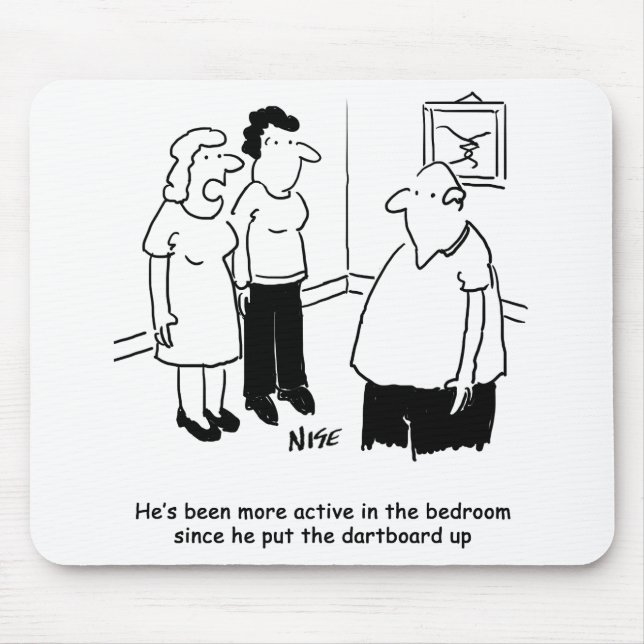 Dartboard im Schlafzimmer. Funny Cartoon Mousepad (Vorne)