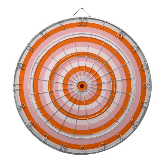 Dartboard mit farbigen, konzentrischen Kreisen Dartscheibe (vorne)