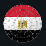 Dartboard mit Flagge in Ägypten Dartscheibe<br><div class="desc">Fügen Sie Ihrem Spielzimmer einen Wettbewerbsvorteil mit unserem eigenen Dartboard mit der Flagge Ägyptens hinzu! Dieses Dartboard ist mehr als nur eine unterhaltsame Aktivität; es ist eine mutige Hommage an das ägyptische Kulturerbe. Das auffallende Design zeigt die ägyptische Fahne und macht sie zu einer einzigartigen Ergänzung Ihres Raumes und bietet...</div>