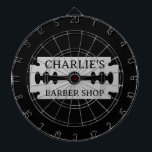 Dartbrett aus der Edelstahl-Werkstatt mit Rasierkl Dartscheibe<br><div class="desc">Barbershop-Dartboard mit Rasierklingen-Design. Die Dekoration ist für den männlichen Friseur angepasst. Stilvolles Geschenk für den Friseursalon-Besitzer. Machen Sie Ihren eigenen trendigen Friseur für Chef,  Mitarbeiter,  Mitarbeiter etc. präsent. Einzigartige Geschenkideen aus der Haarstylistik. Personalisiert mit Ihrem eigenen Firmennamen oder Firmenlogo. Maskuline Dekoration mit scharfer Kante. Schwarz und Weiß.</div>