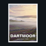 Dartmoor National Park Misty Travel Postkarte<br><div class="desc">Der Dartmoor Nationalpark, der sich in Devon, England, befindet, ist eine riesige und raue Landschaft, die für ihre dramatischen Granittoren, das rollende Moorland und die tiefen Flusstäler bekannt ist. Mit einer Fläche von ca. 500 km² ist es einer der bekanntesten Nationalparks Großbritanniens, reich an Geschichte, Wildnis und Folklore. Der Park...</div>