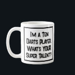 Darts Player Super Talent. Tasse<br><div class="desc">Ein lustiger Slogan auf einer Tasse,  die sagt: "Ich bin ein Darts Player. Was ist DEIN super Talent?" Tasse für einen Darts Player. Schwarzweißtext.</div>