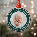 Das 1. Weihnachtsfest des Fotos ist grün und weiß Ornament Aus Metall<br><div class="desc">Genießen Sie die schlichte Freude der Urlaubssaison mit einem stilvollen, in Grün und Weiß gefertigten Foto rund um das Metall. Ein geschlechtsneutrales Design ist für einen neuen kleinen Jungen oder ein neues Mädchen geeignet. Aufnahme und Bild auf dieser Vorlage sind einfach zu personalisieren. "Mein erstes Weihnachtsangebot" ist leicht zu ändern,...</div>