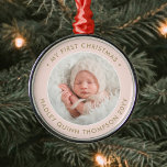 Das 1. Weihnachtsfest im Foto Girly Blush Pink & G Ornament Aus Metall<br><div class="desc">Feiern Sie die schlichten Freuden der Feriensaison mit einem blütenrosa, goldfarbenen und weißen Foto neues Baby Girl Round Metal Ornament. Aufnahme und Bild auf dieser Vorlage sind einfach zu personalisieren. "Mein erstes Weihnachtsangebot" ist leicht zu ändern, falls es für einen anderen Anlass benötigt wird. (IMAGE & TEXT DESIGN TIPS: 1)...</div>