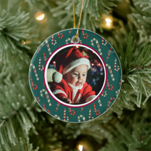 Das 1. Weihnachtsjunges Foto mit den Red & Green C Keramik Ornament