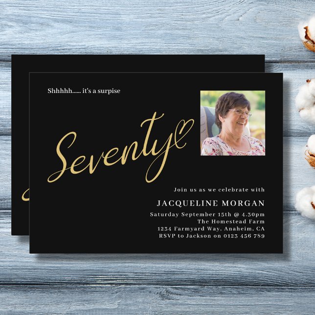 Das 70 Black Gold 70. Geburtstag Foto Einladung (70th birthday party invitation in black and gold. Personalized with details and photo.)