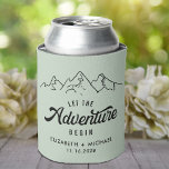 Das Abenteuer beginnt mit der Grünen Gastgeschenk  Dosenkühler<br><div class="desc">Geben Sie Ihren Hochzeitsgästen einen Hochzeitstoast und ein lustiges Souvenir-Sake-Geschenk mit diesem personalisierten rustikalen Salbei kann cooler mit einer Skizze von Bergen,  "Lass The Adventure Begin" geschrieben in einer Mischung aus einfachen Typografie und Retro-Skript,  und Ihre Namen und Hochzeitsdatum.</div>