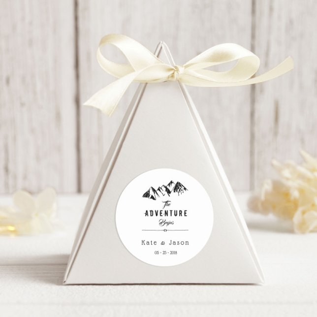 Das Abenteuer beginnt ⎥ rustikalen Rundaufkleber Runder Aufkleber (Von Creator hochgeladen)