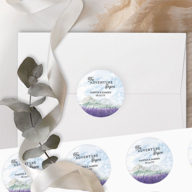 Das Abenteuer fängt die Hochzeit im Lavendel Valle Runder Aufkleber (The Adventure Begins stickers from my Mountain Lavender Wedding Collection)