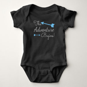Das Abenteuer fängt Jungen-Pfeil-Shirts an Baby Strampler