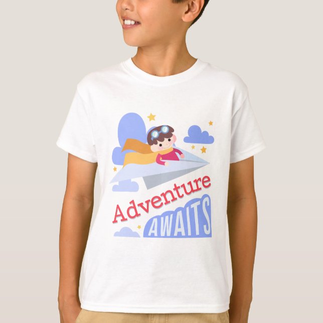 Das Abenteuer von Boy Flying Paper Airplane T-Shirt (Vorderseite)