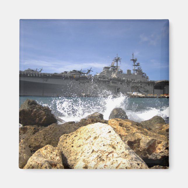 Das Amphibienschiff USS Kearsarge Magnet (Vorne)