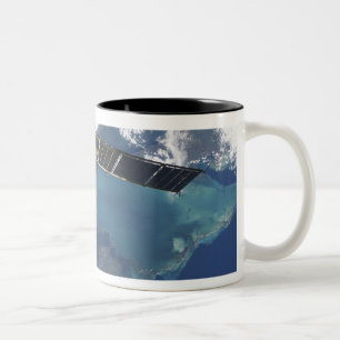 Das angekoppelte Raumfahrzeug des Fortschritts 22 Zweifarbige Tasse