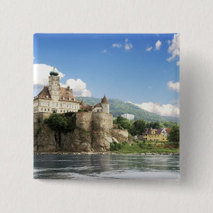 Das atemberaubende Schloss Schonbuhel thront über  Button