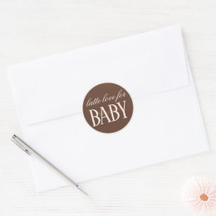 Das Baby der letzten Liebe hält eine Kaffeemaschin Runder Aufkleber