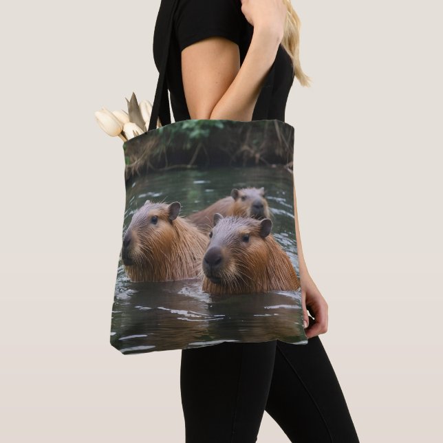 das Baden von Capybaras im Fluss, Tasche (Von Nahem)