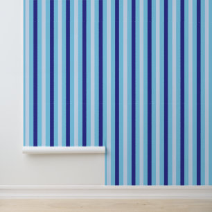Das Badezimmer ist blau und türkisfarben. Tapete